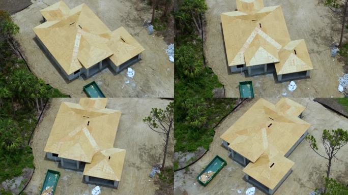 在佛罗里达州安静的乡村地区，正在建造木质屋顶结构的私人住宅。房地产开发理念