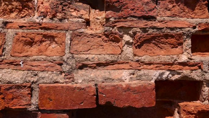 一座古建筑墙上破损的红砖