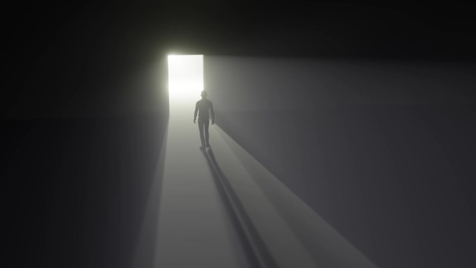 一个人穿过一扇门，走进雾蒙蒙的光线里
