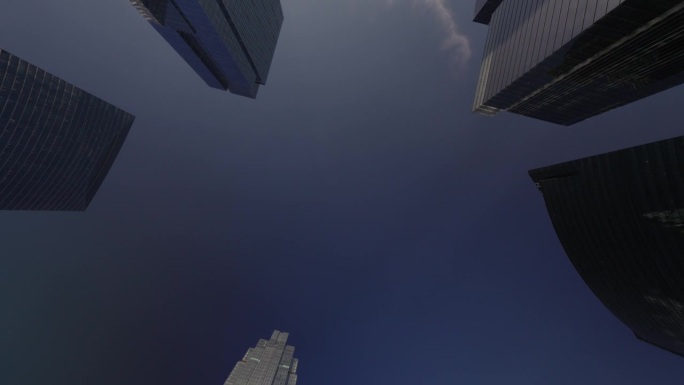 低角度的高层企业建筑摩天楼。芝加哥
