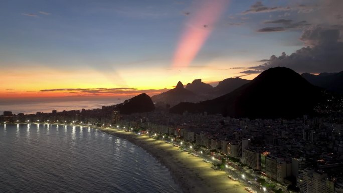 巴西里约热内卢科帕卡巴纳海滩的日落天空。