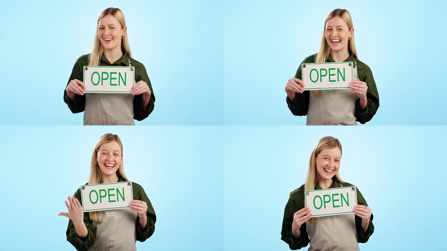 快乐的女人，小生意和开放的欢迎标志或广告在蓝色的工作室背景。女性的肖像或服务员与广告牌，海报或呼叫准
