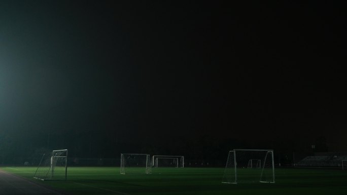 凌晨操场 足球场 夜晚路灯空镜 学生训练