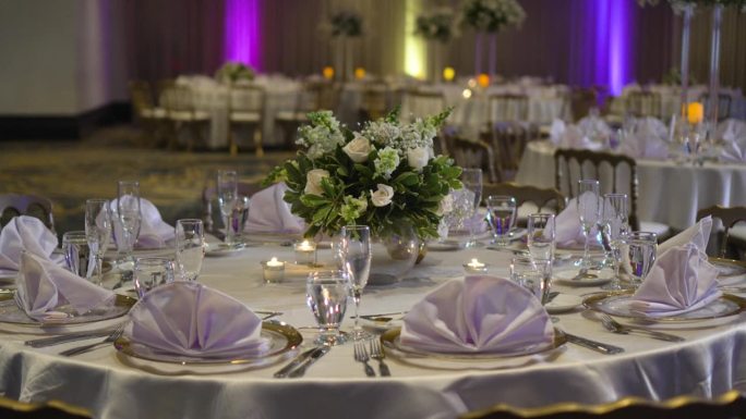 为婚礼庆典而装饰的圆桌。优雅的中心装饰，配以龙葵花和白玫瑰