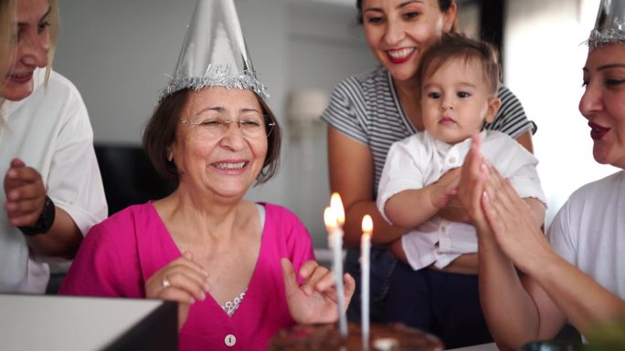 家人祝大四女生生日快乐