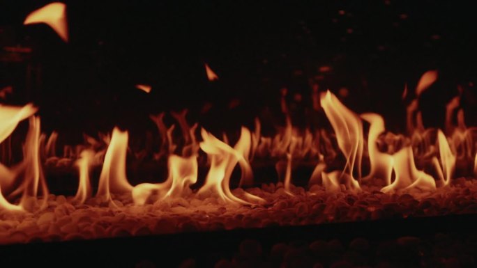 燃气壁炉与燃烧的火。缓慢的运动。