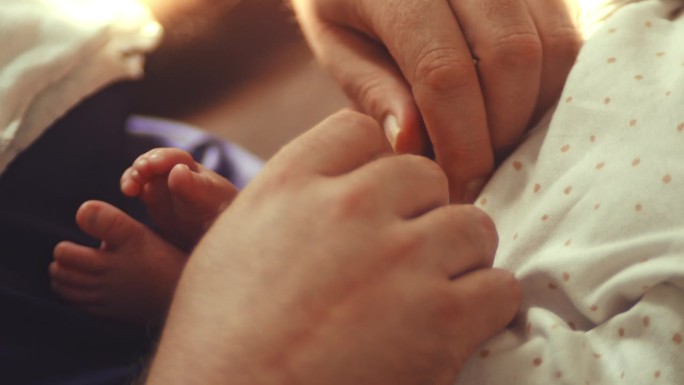 宝宝的手和四肢特写镜头新生儿婴幼儿可爱小