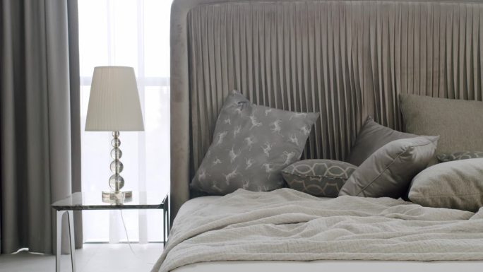 舒适的床与软垫床头板，床上用品和枕头在卧室
