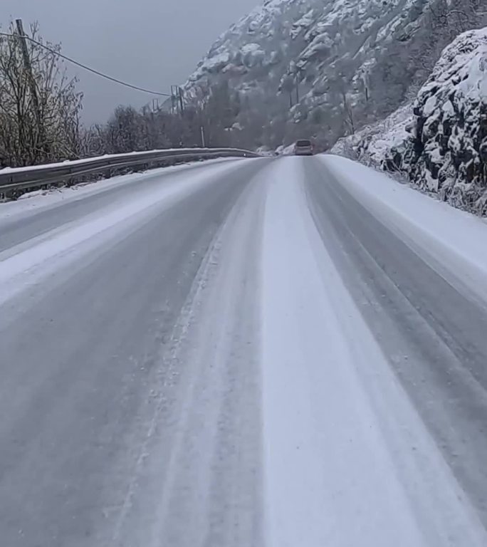 冬天积雪覆盖的公路，挪威的路