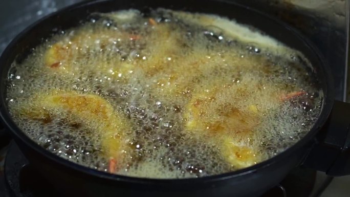 在煎锅里炸虾，做Ebi炒(日式炸虾)