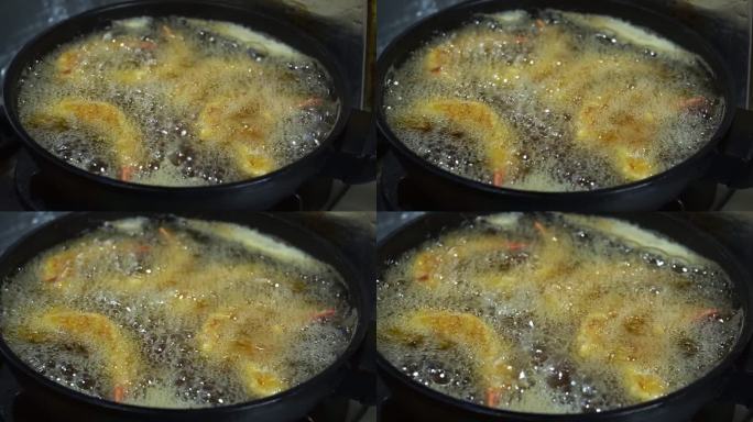 在煎锅里炸虾，做Ebi炒(日式炸虾)
