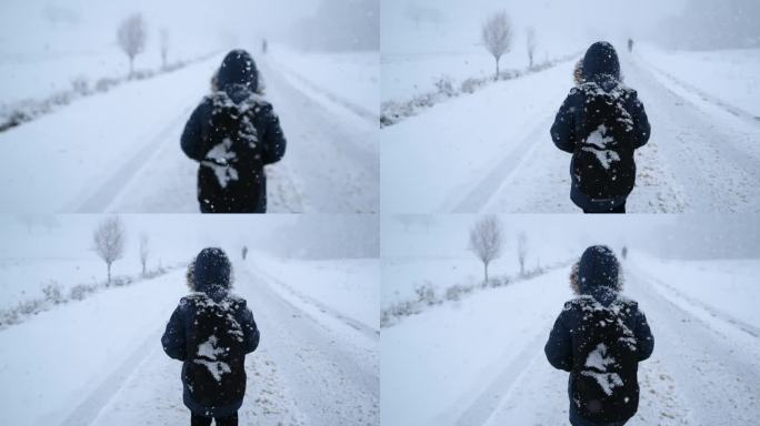 快乐的小男孩在上学的路上玩雪