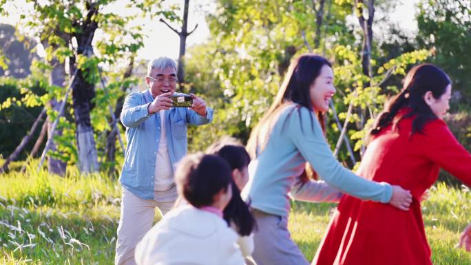 幸福中国老人和家人在草地玩耍