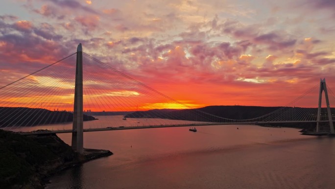 空中提升的优雅:日落时Yavuz Sultan Selim大桥上的空中交响乐#博斯普鲁斯远景#无人机