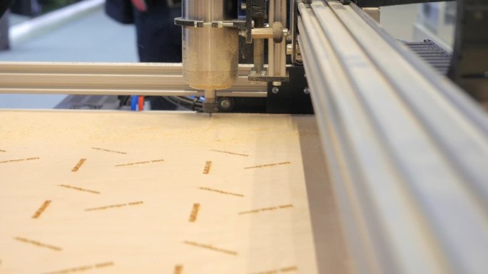 工业木雕机。媒体。在木头上切割图案的自动机器。在工业自动化机器上进行木材切割。