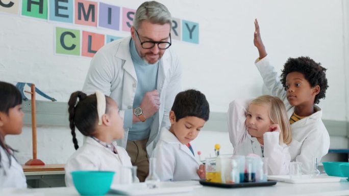 举手，科学老师和孩子一起做一个项目，测试或实验。问题，化学和孩子们在学校实验室里和一个男科学家一起学