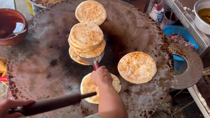 帕拉塔制作的特写。帕拉塔是一种原产于印度次大陆的面饼