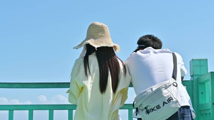海南三亚海棠湾情侣拍摄蔚蓝色海洋轻松背影