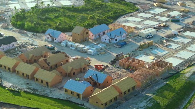 鸟瞰图未完工的经济适用房木制框架正在建设中。美国郊区住宅的发展。美国的房地产市场