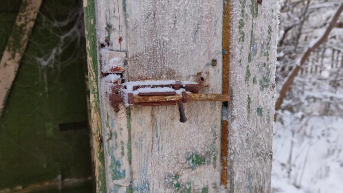 在旧谷仓或厕所的木门上栓上冰霜