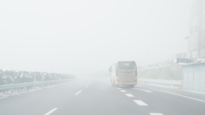 高速公路大雾天气开车