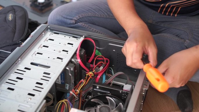 技术人员检查主板电脑硬件的维修，升级维修板技术的维修。