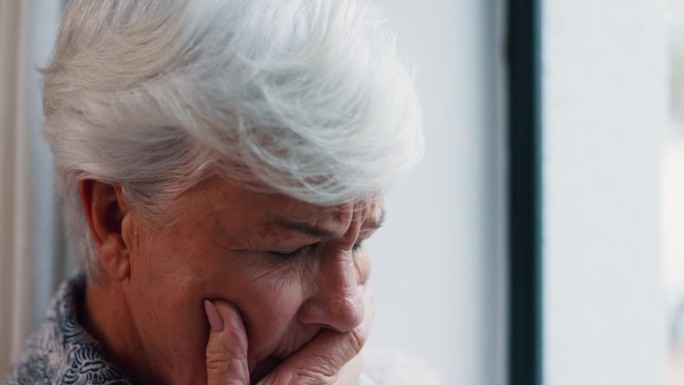 老年妇女，悲伤和面对老年痴呆症的特写，怀疑或悲伤在养老院。老人、女人们又害怕失智症和丧事的感觉，迷惘