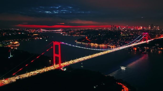 航拍壮丽的标志性法提赫苏丹穆罕默德大桥夜景# istanbul - vibes #法提赫苏丹穆罕默德