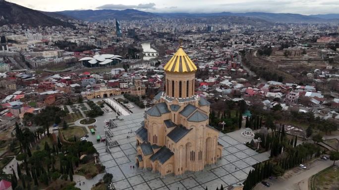 无人机拍摄的萨巴大教堂和第比利斯城