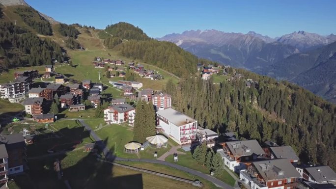 Riederalp鸟瞰图，瑞士瓦莱州的无车山村。从30帧每秒加速2倍。