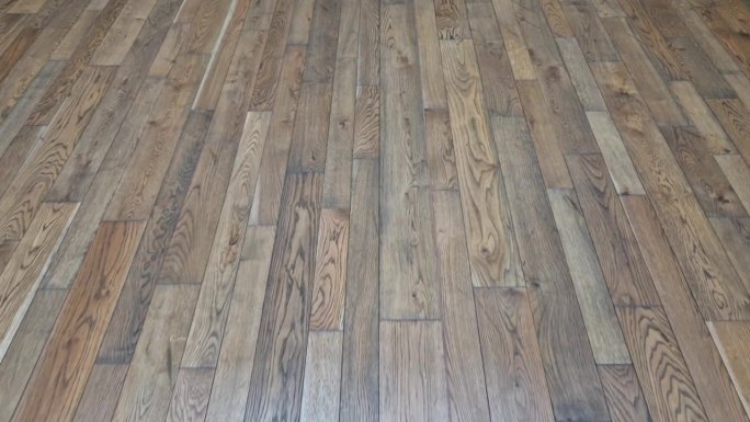 什么是室内地板最好的木材类型硬木地板
橡木是迄今为止最受欢迎的木地板，因为它提供了耐久性和颜色范围的