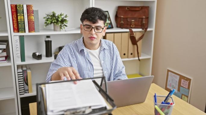 在现代家庭办公室里，专注的人在笔记本电脑前工作，有条理的架子和文件。