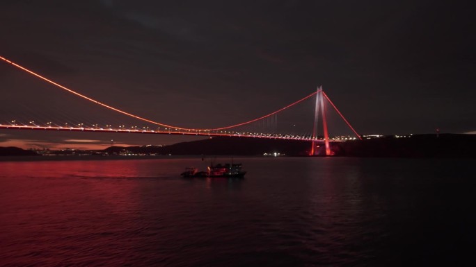 空中夜航:雅武兹苏丹塞利姆大桥在夜晚的画布中闪耀#雄伟的暮色#桥梁照明#博斯普鲁斯海峡#桥梁视角
