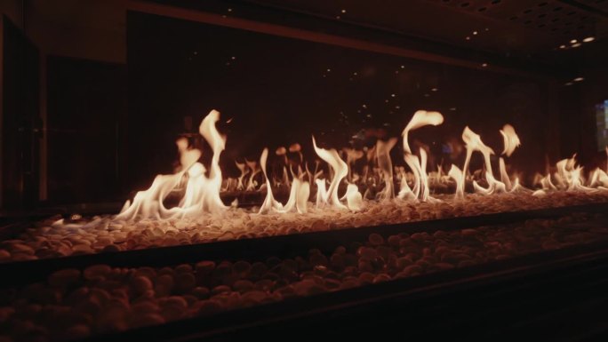 燃气壁炉与燃烧的火