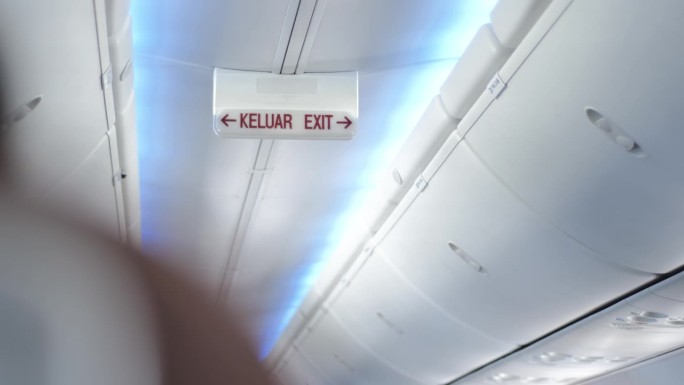 飞行中的飞机舱内的出口标志