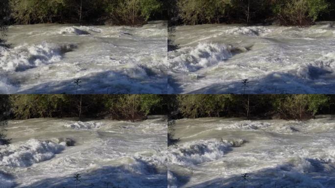 暴雨和洪水冲垮山谷后，塞里奥河暴涨。水从高山谷迅速流向平原。意大利北部贝加莫省的一条河