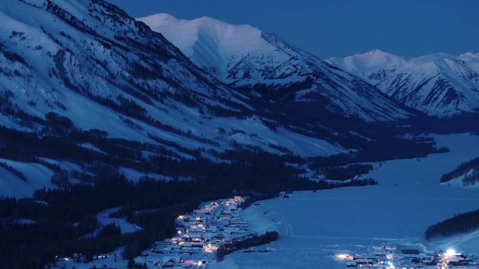 新疆阿勒泰冬季禾木村蓝调震撼航拍风景夜景