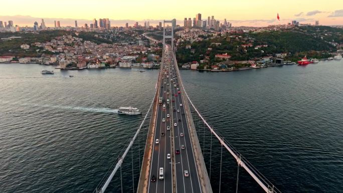 空中博斯普鲁斯海峡大桥威严:空中奥德赛7月15日烈士桥和伊斯坦布尔的欧洲一侧。