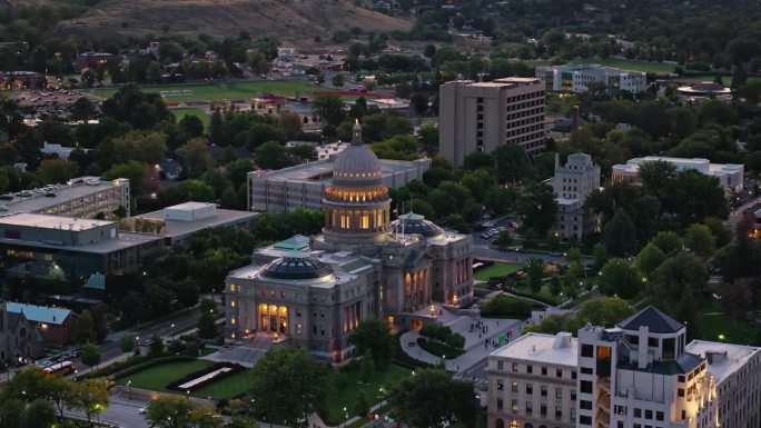 黎明时分，爱达荷州议会大厦左向飞行
