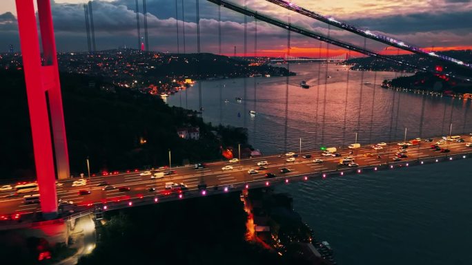 在暮色中，标志性的法提赫苏丹穆罕默德大桥上的空中鲜艳色彩# istanbul - vibes #法提