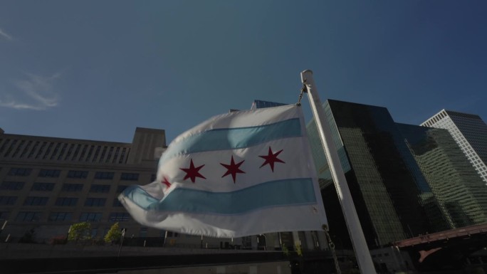 芝加哥的旗帜，背景是建筑。从河上看。芝加哥的天际线