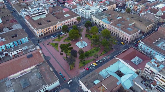 南美洲厄瓜多尔里奥巴马巴的城市公园，以山脉为背景。厄瓜多尔的城市。里奥巴马巴是钦博拉索省的首府。