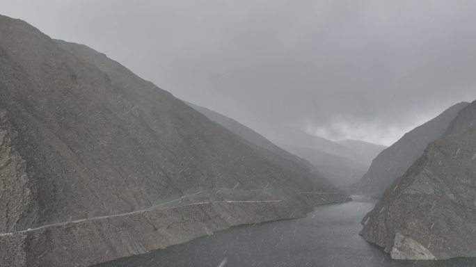 航拍风雪中的亚桑水库