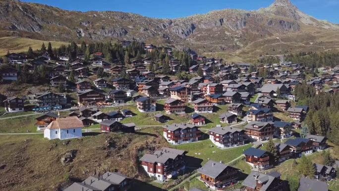 鸟瞰瑞士瓦莱州无车山村Bettmeralp。