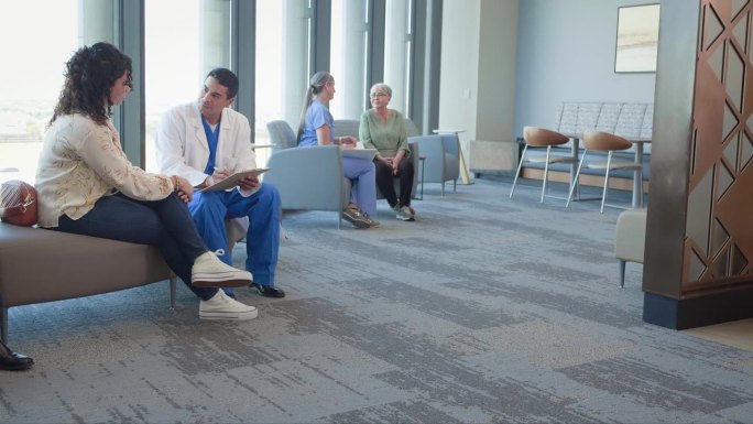 医疗专业人员在医疗候诊区与病人交谈