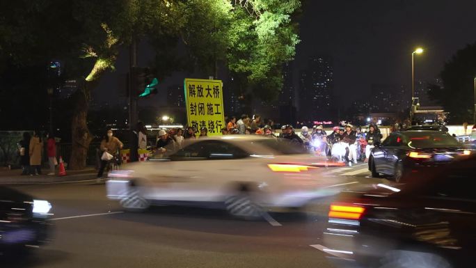 夜晚城市生活路口车流