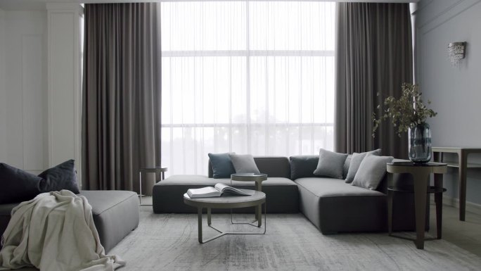 沙发与靠垫和咖啡桌在客厅与现代室内