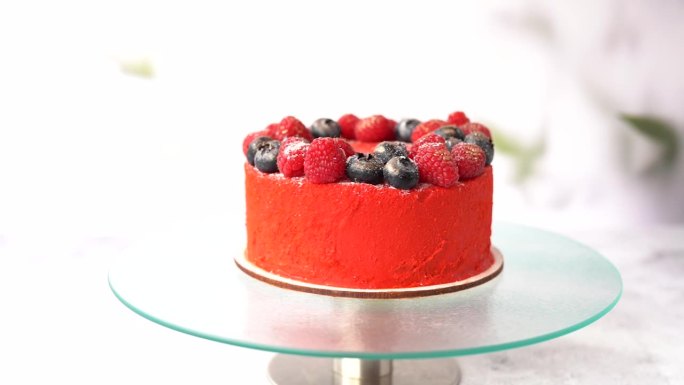 红色蛋糕配上覆盆子和蓝莓。