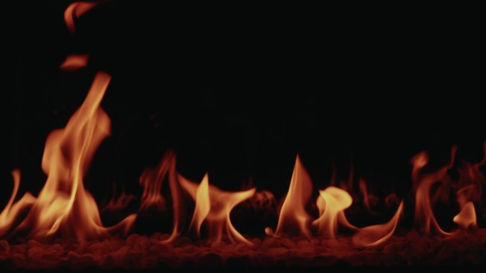 燃气壁炉与燃烧的火。缓慢的运动。横向运动