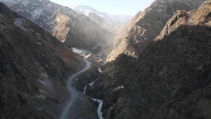 峡谷 峡谷中的蜿蜒公路